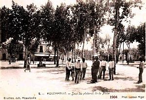 Mouzaiaville - Sous les platanes de la place